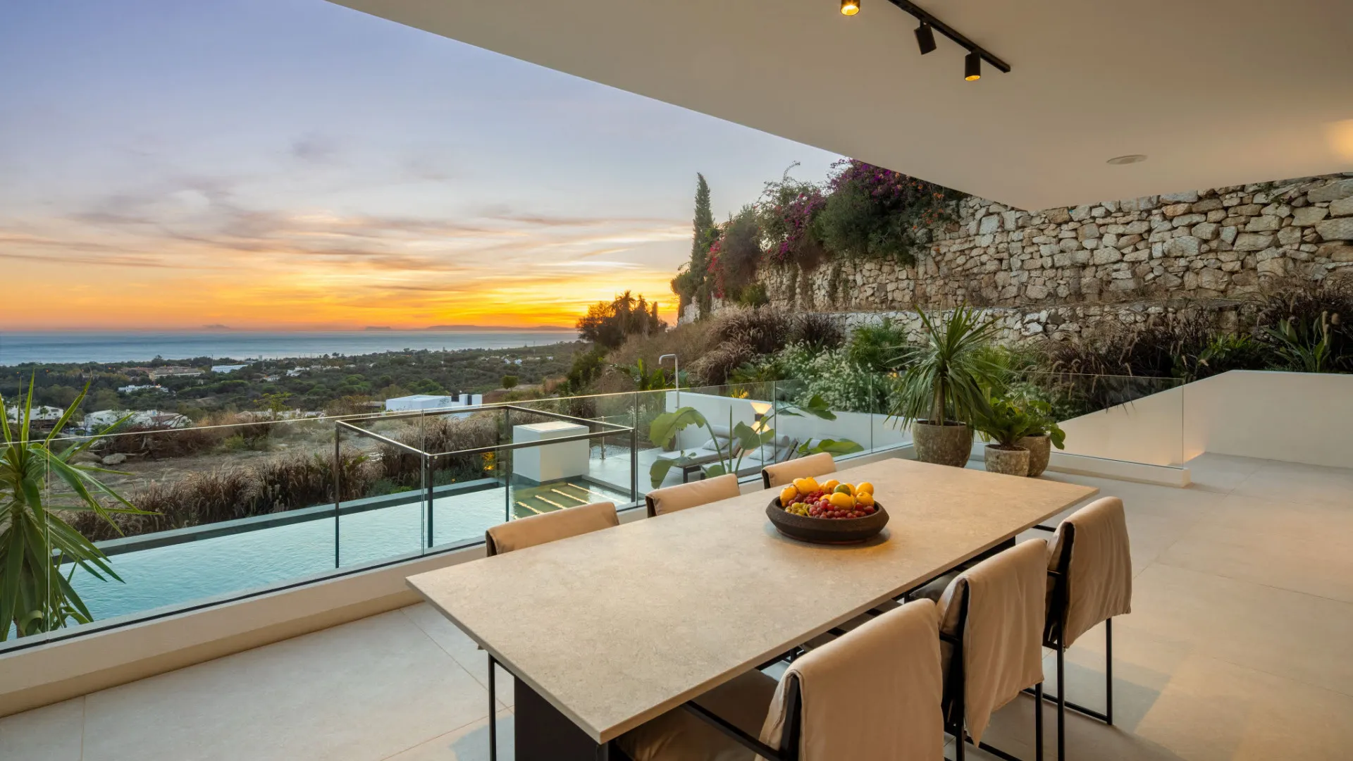 Se vende villa con 5 dormitorios en Elviria