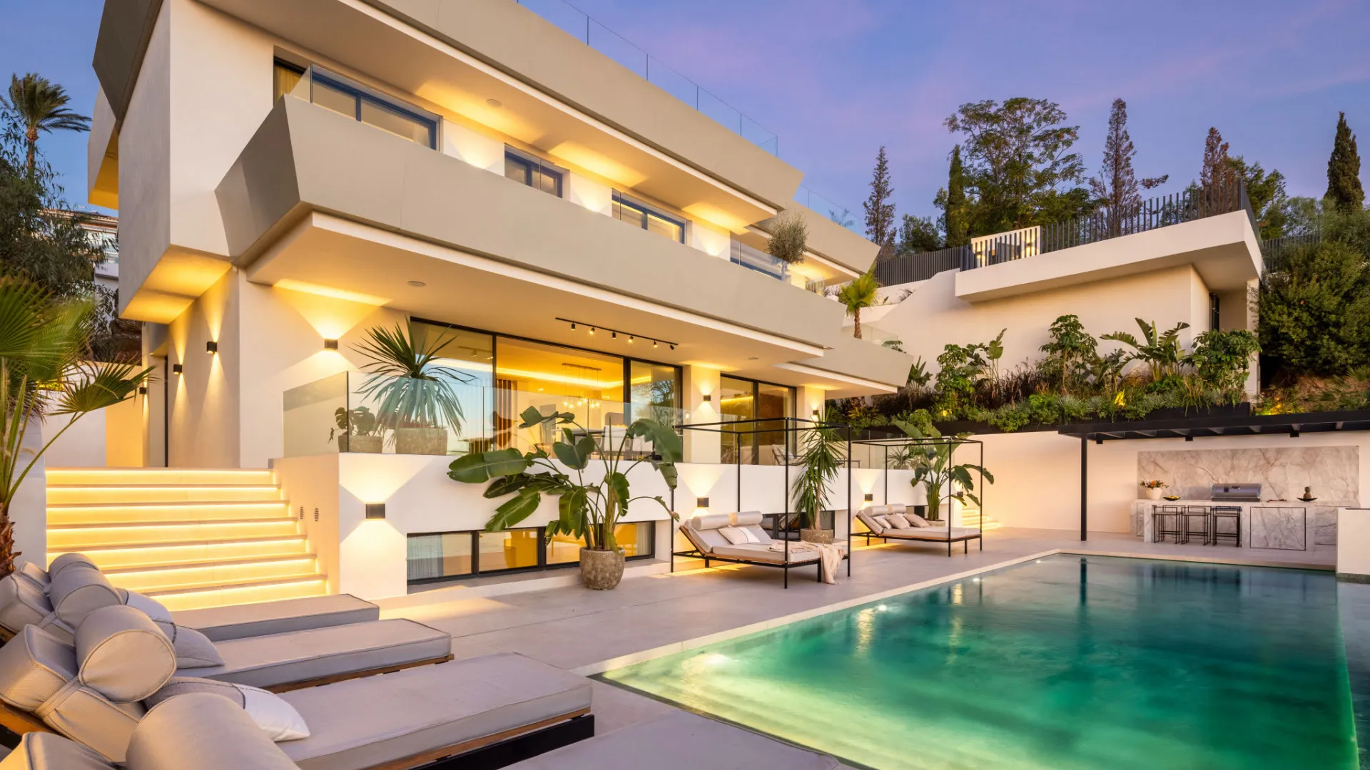 Se vende villa con 5 dormitorios en Elviria