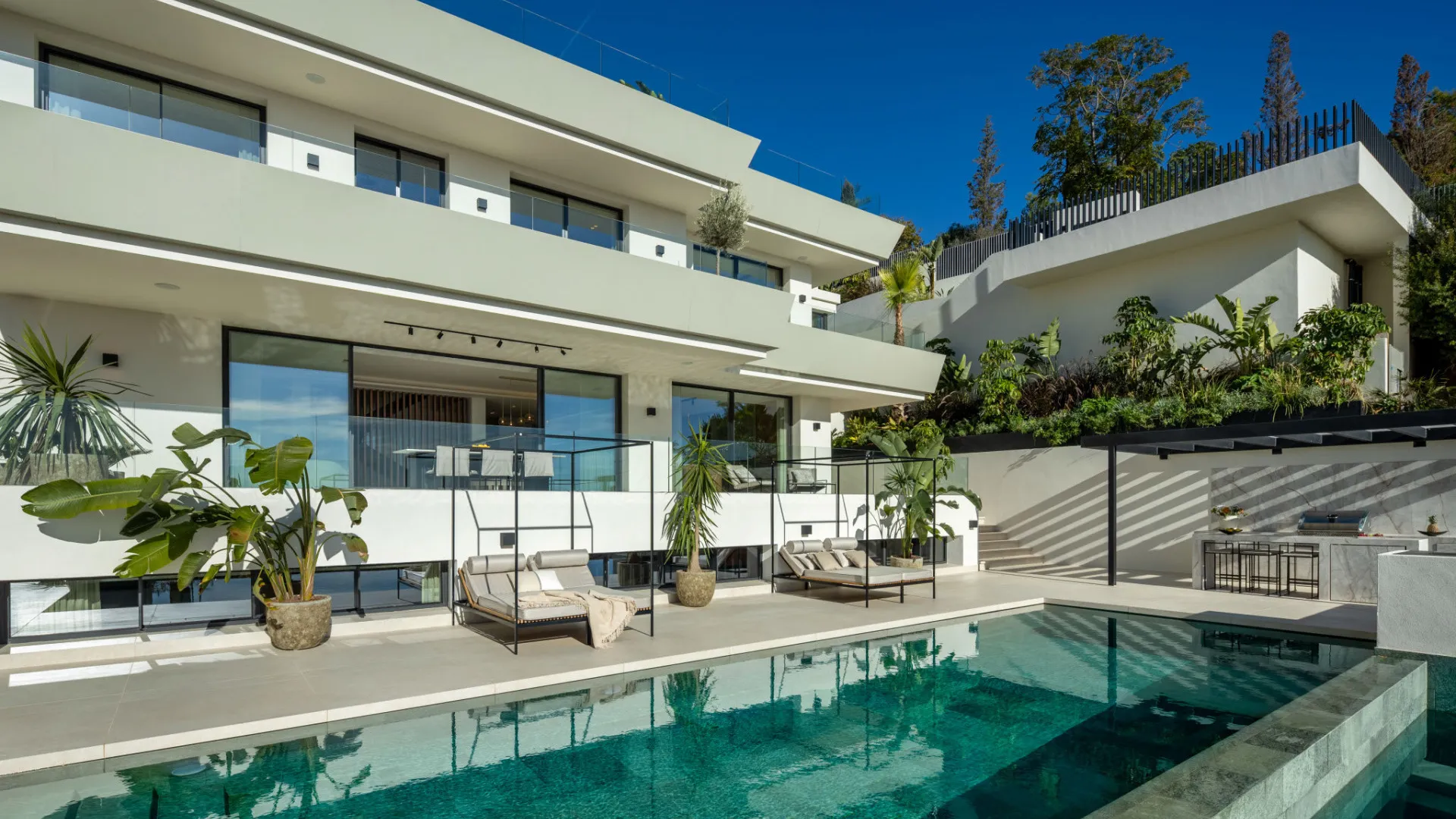 Se vende villa con 5 dormitorios en Elviria