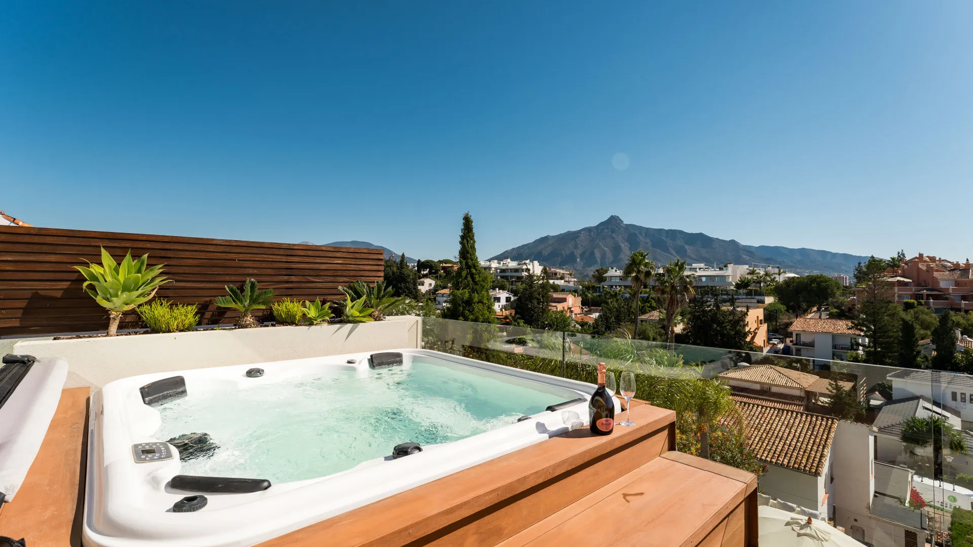 Nueva Andalucia 5 bedrooms villa for sale
