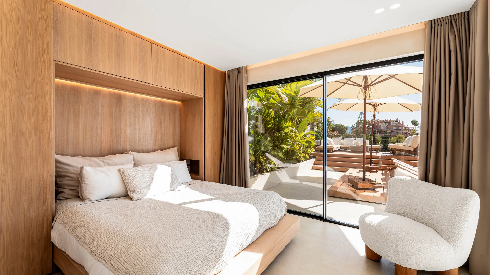 Nueva Andalucia 5 bedrooms villa for sale