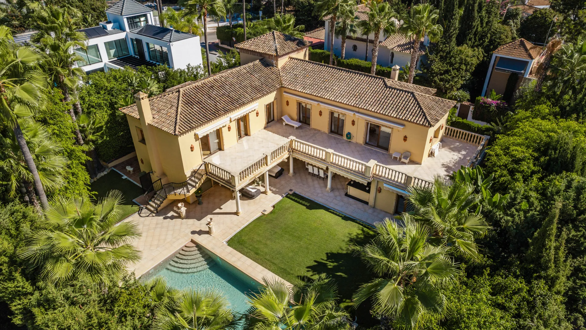 Buy Nueva Andalucia villa with 5 bedrooms