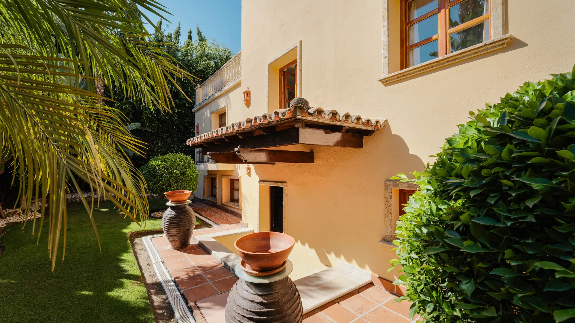 Buy Nueva Andalucia villa with 5 bedrooms