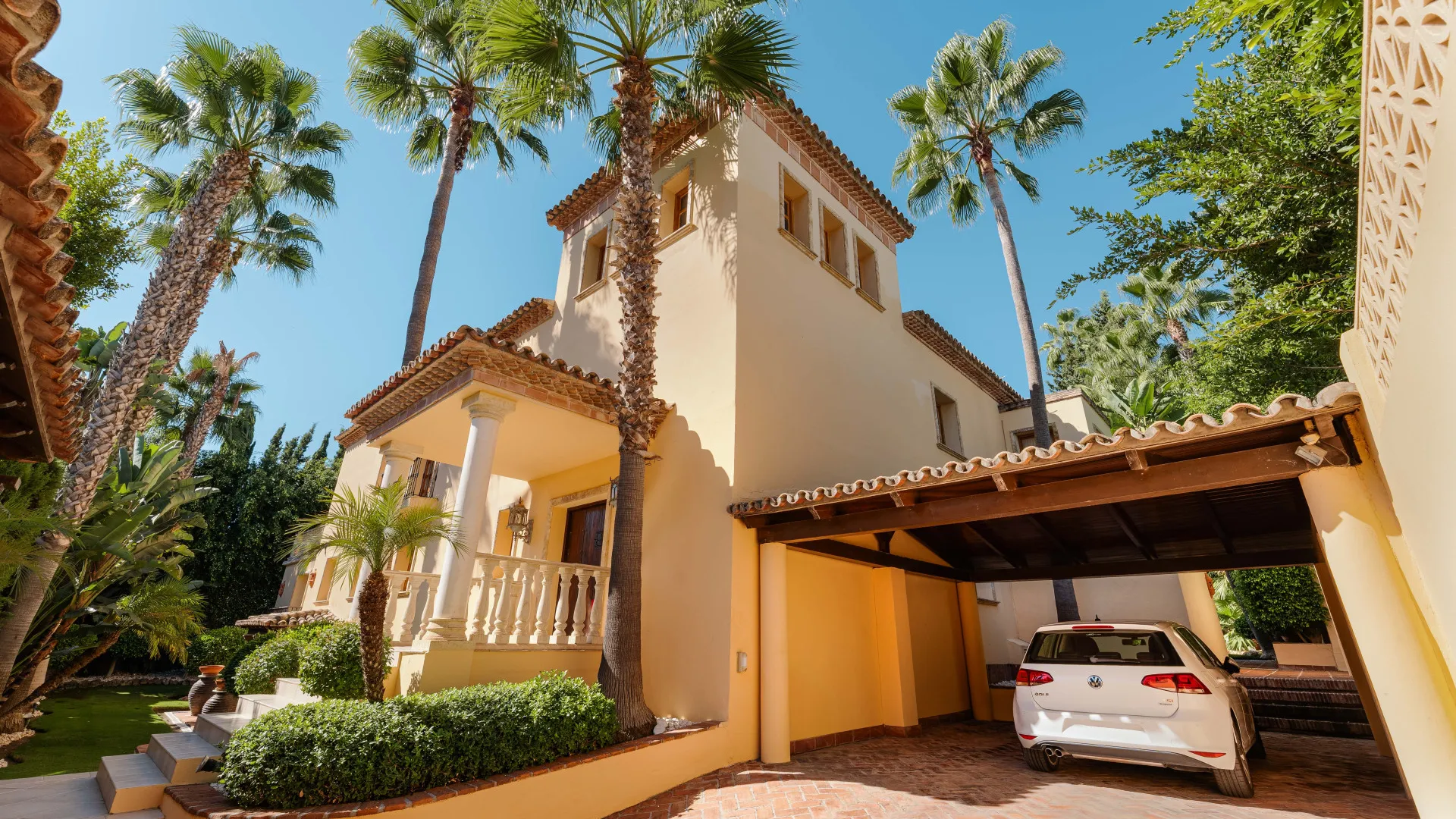 Buy Nueva Andalucia villa with 5 bedrooms