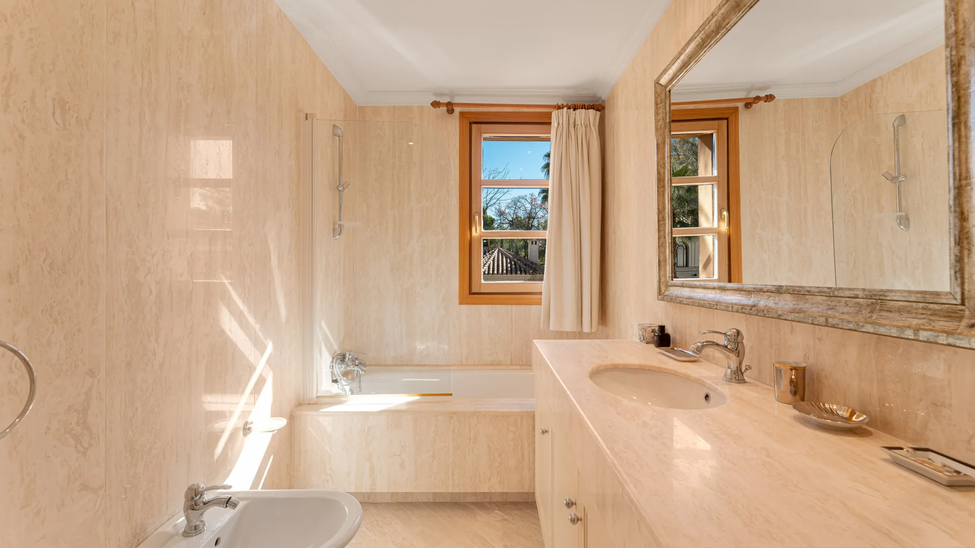 Buy Nueva Andalucia villa with 5 bedrooms