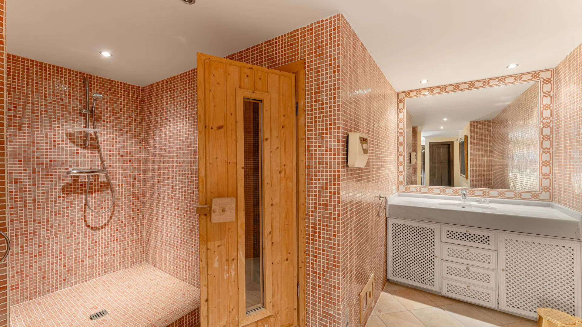 Buy Nueva Andalucia villa with 5 bedrooms