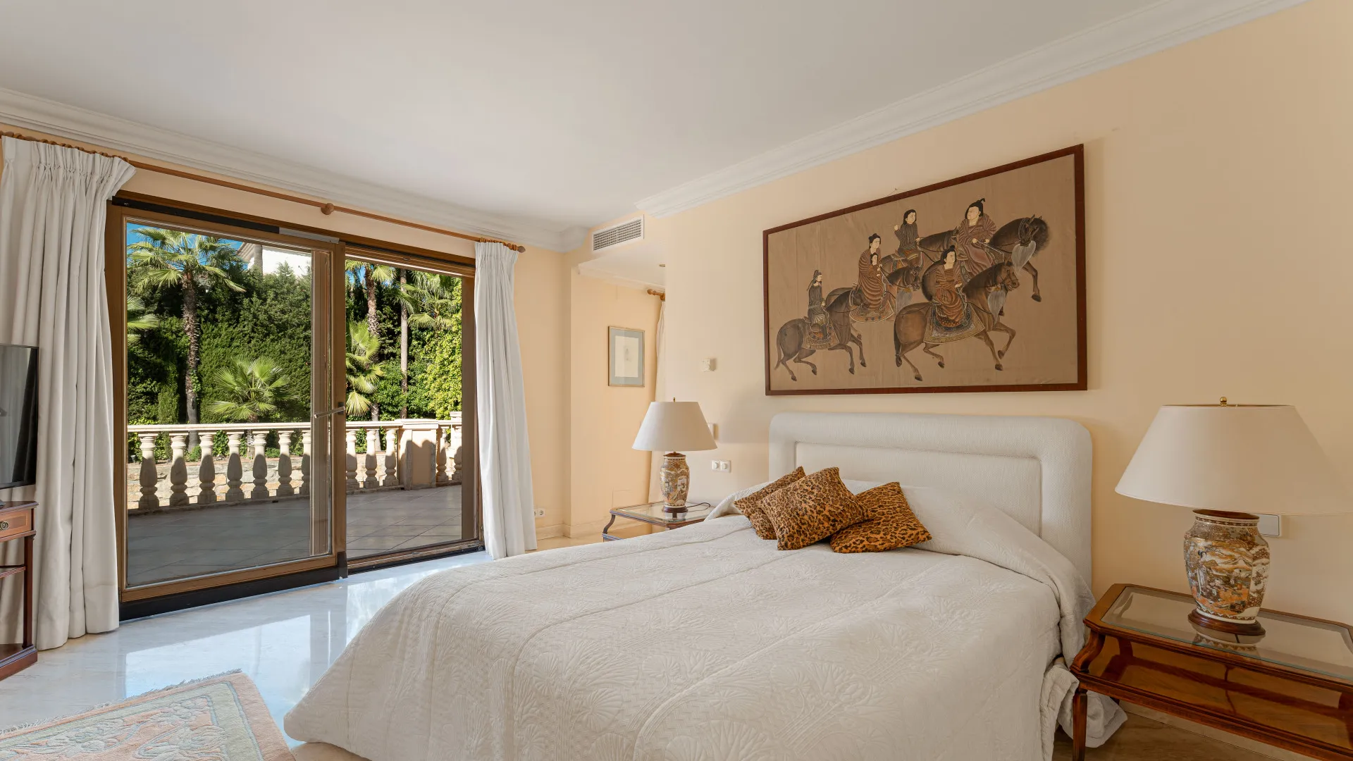 Buy Nueva Andalucia villa with 5 bedrooms