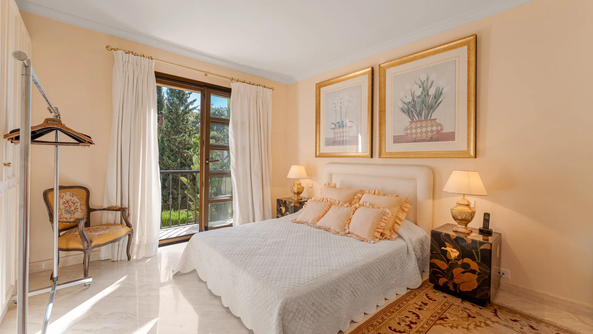 Buy Nueva Andalucia villa with 5 bedrooms