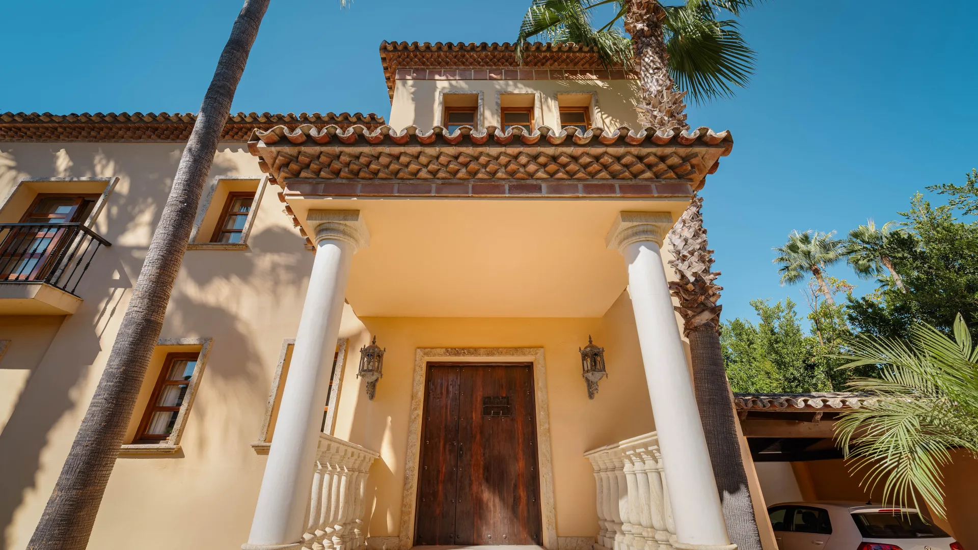 Buy Nueva Andalucia villa with 5 bedrooms