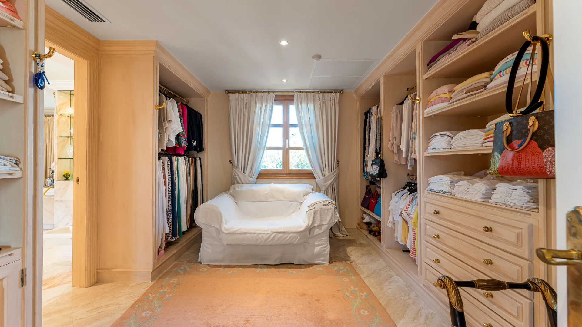 Buy Nueva Andalucia villa with 5 bedrooms