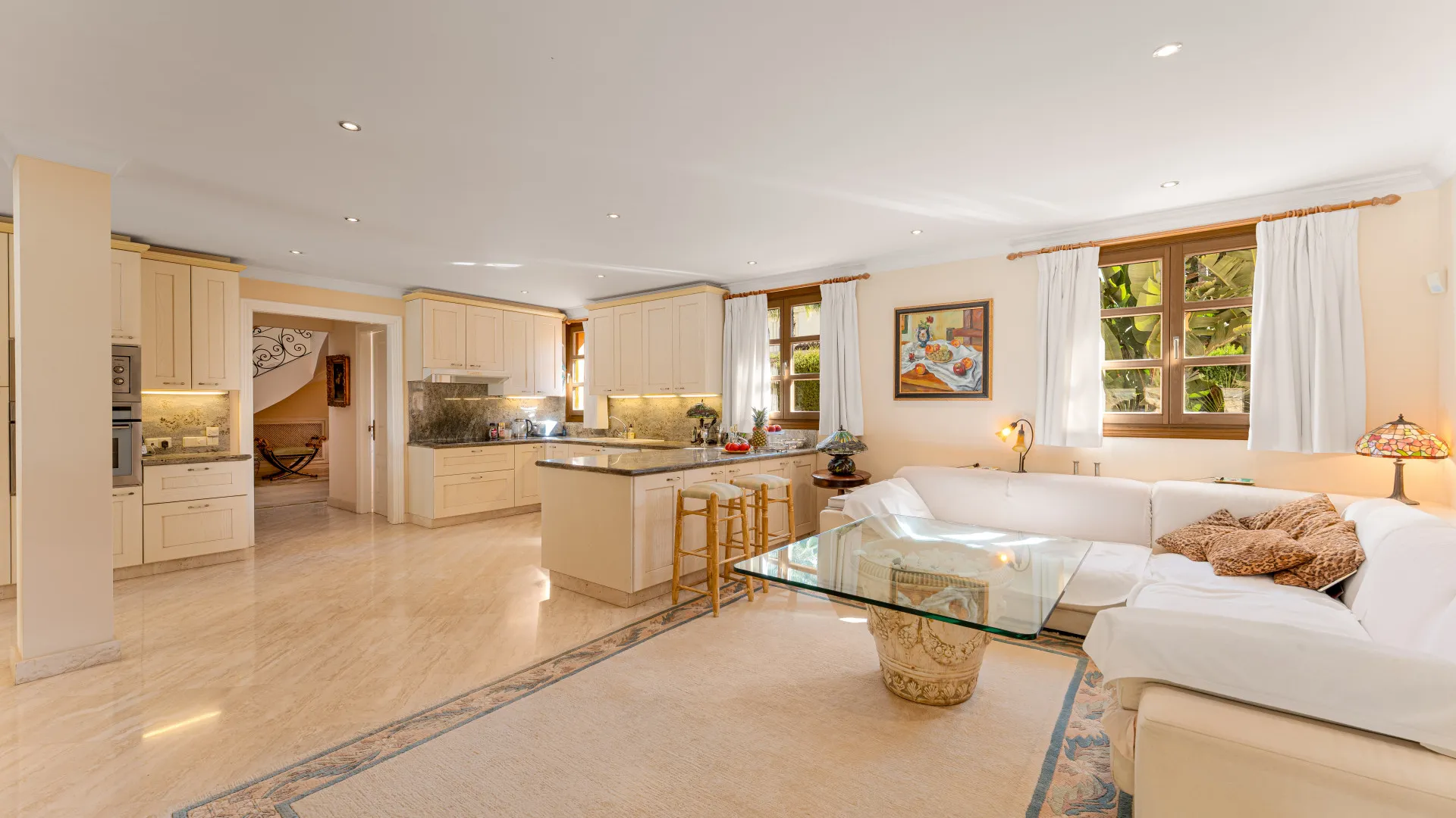 Buy Nueva Andalucia villa with 5 bedrooms