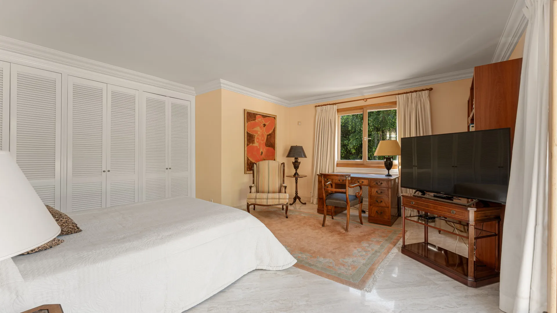 Buy Nueva Andalucia villa with 5 bedrooms