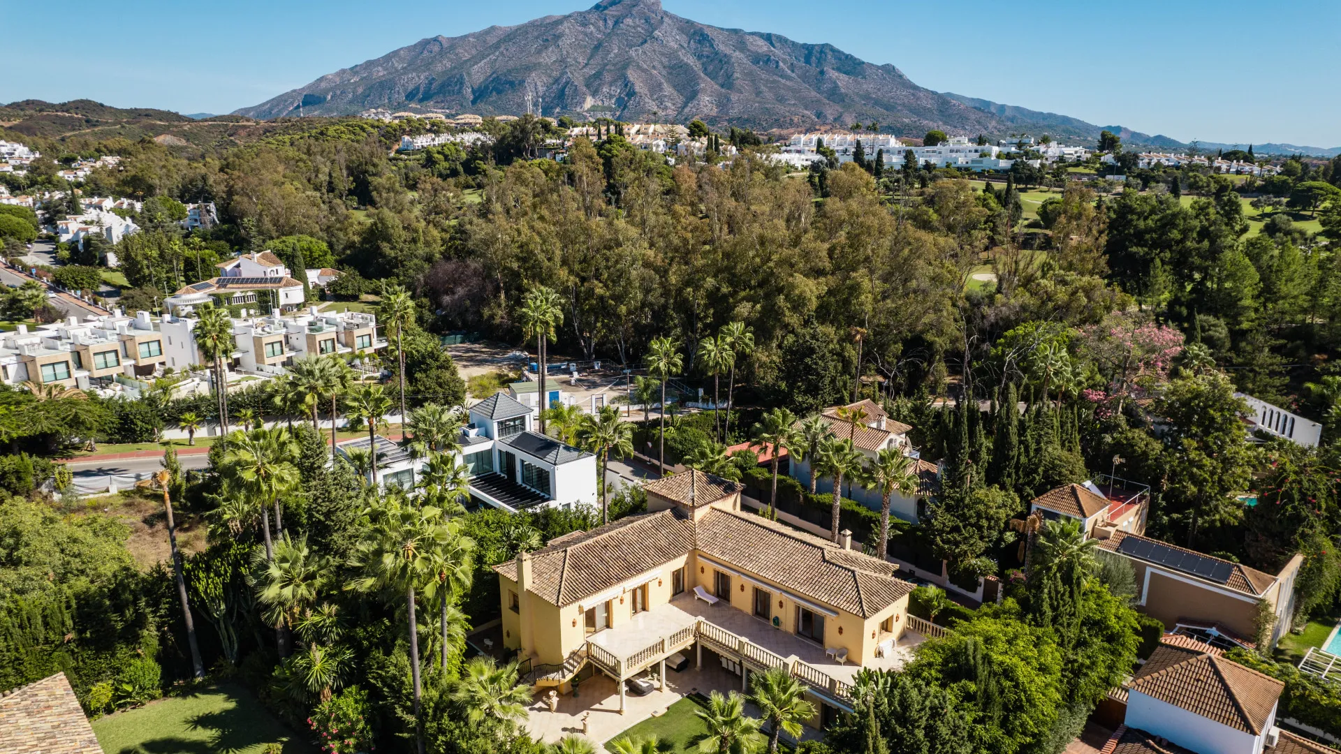 Buy Nueva Andalucia villa with 5 bedrooms