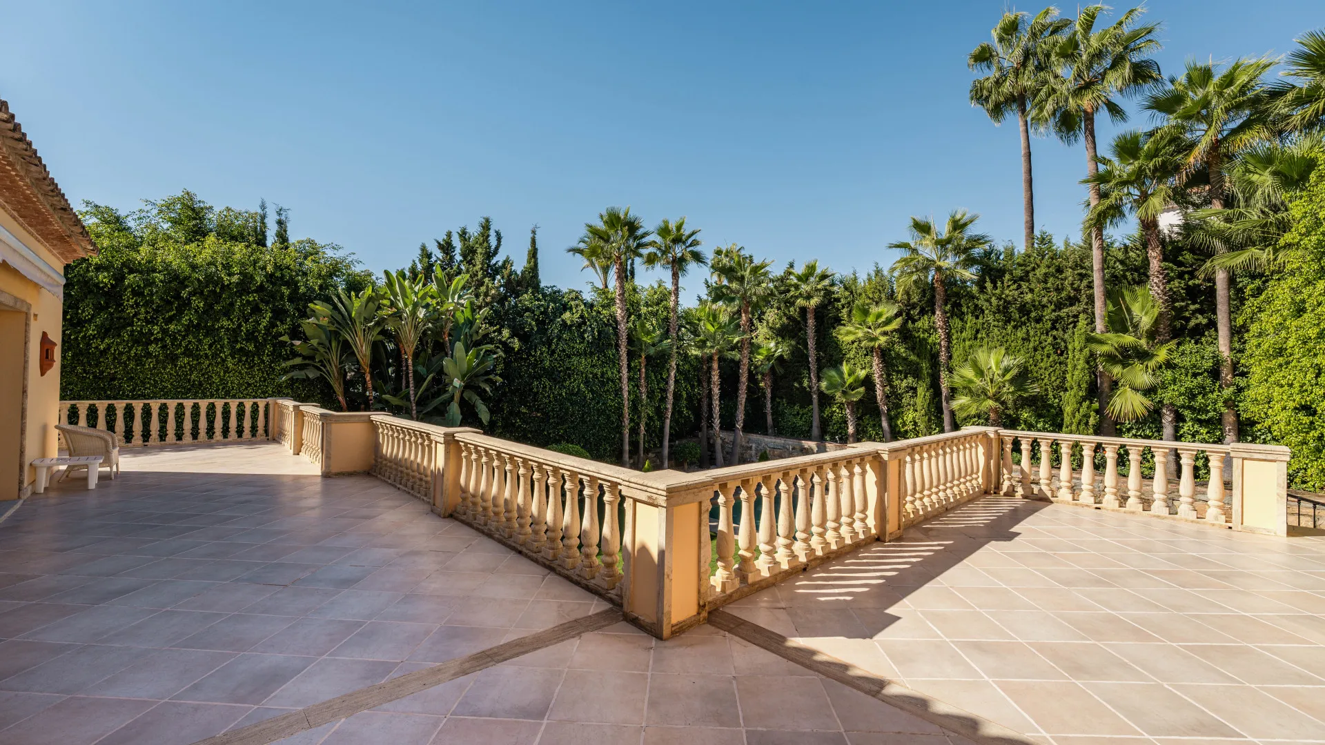 Buy Nueva Andalucia villa with 5 bedrooms