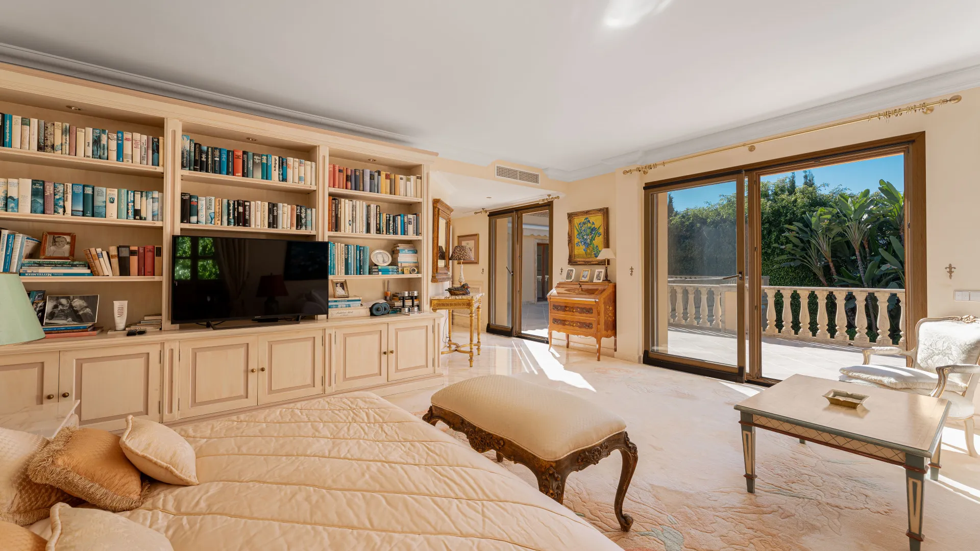 Buy Nueva Andalucia villa with 5 bedrooms