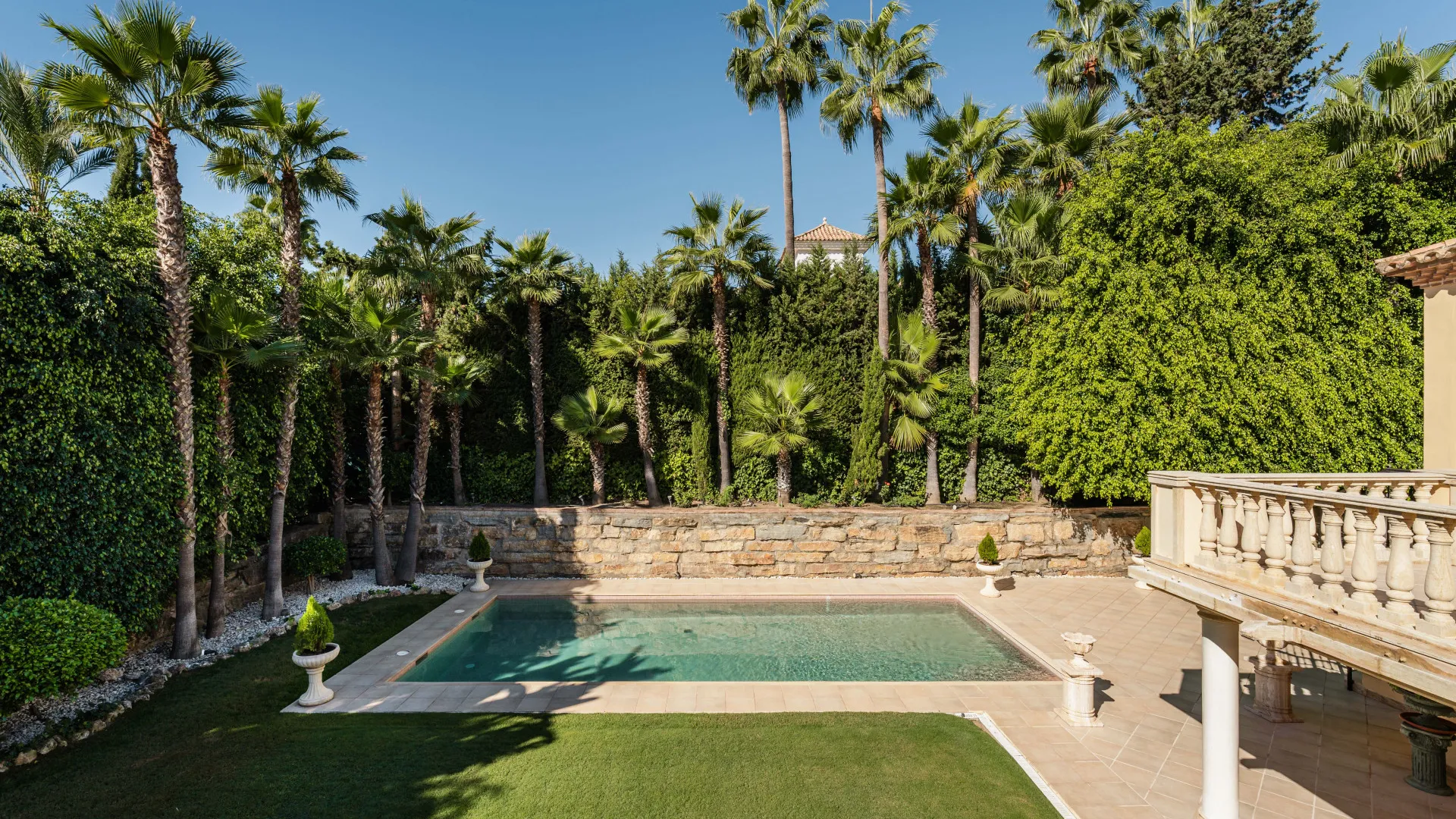 Buy Nueva Andalucia villa with 5 bedrooms