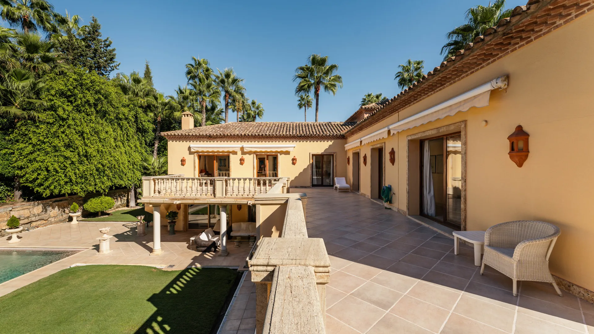 Buy Nueva Andalucia villa with 5 bedrooms