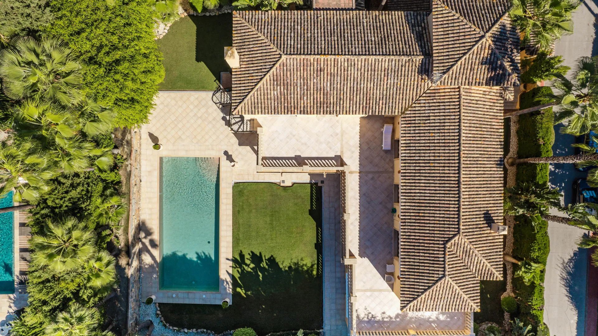 Buy Nueva Andalucia villa with 5 bedrooms