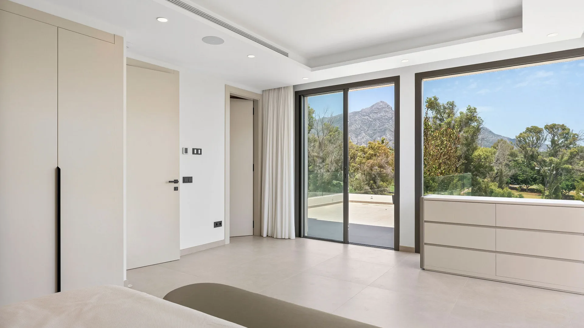 Buy 4 bedrooms villa in La Cerquilla