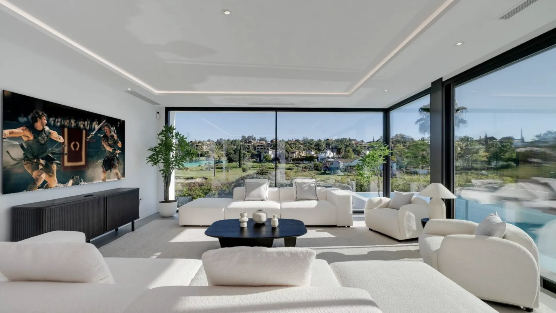 5 bedrooms villa in El Paraiso for sale