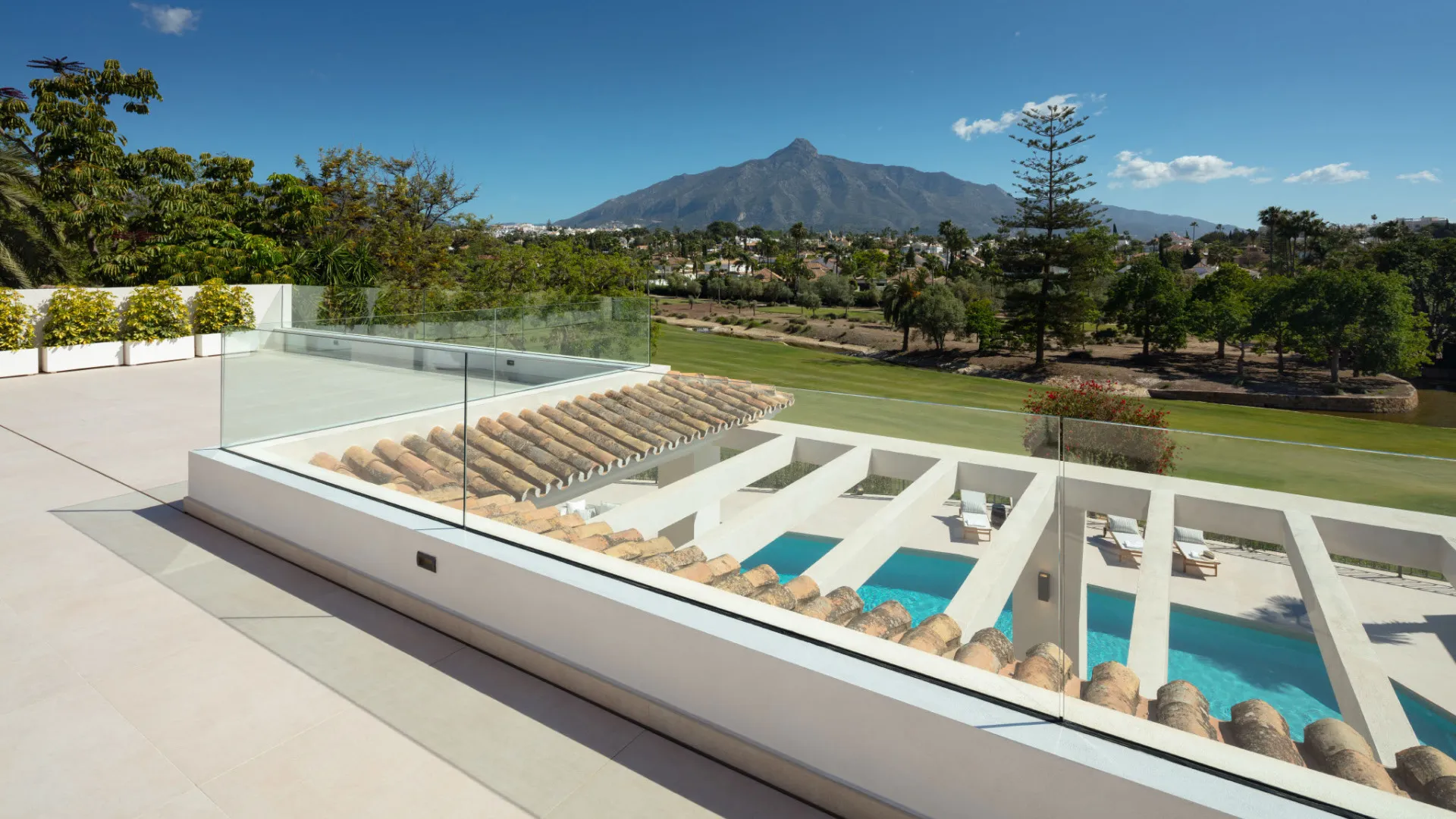 For sale villa in Nueva Andalucia with 5 bedrooms