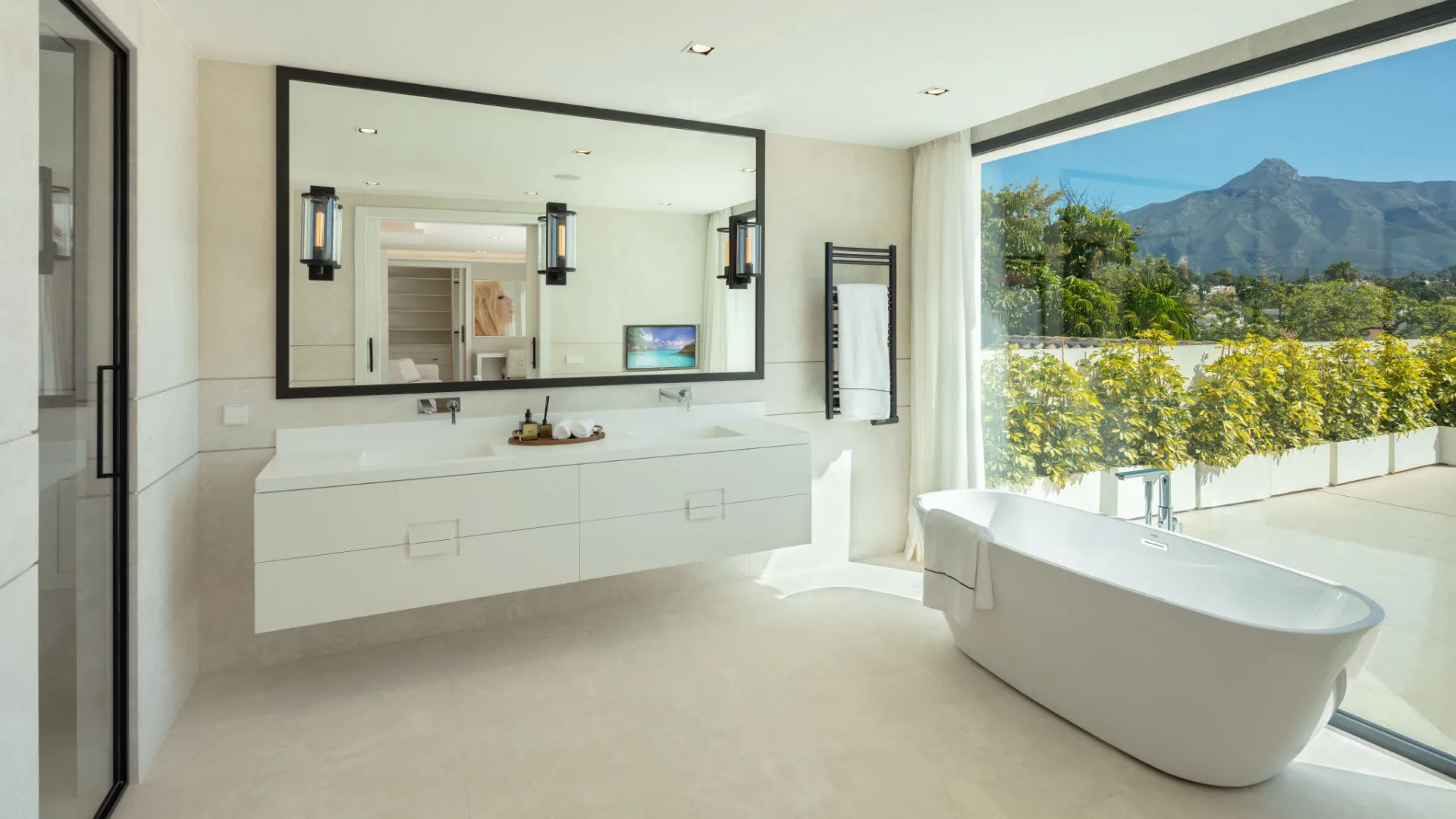 For sale villa in Nueva Andalucia with 5 bedrooms