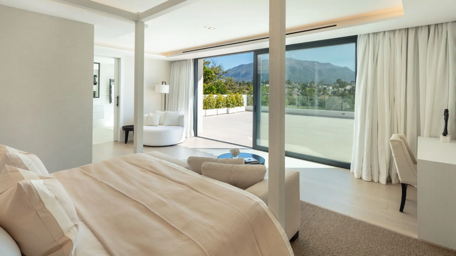 For sale villa in Nueva Andalucia with 5 bedrooms
