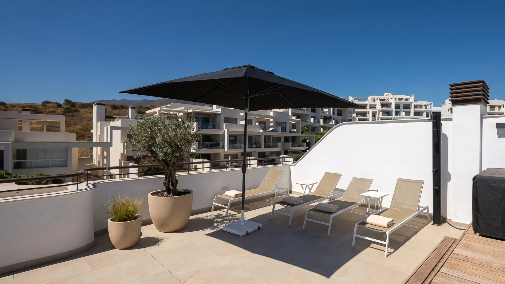 Comprar atico duplex con 3 dormitorios en Estepona