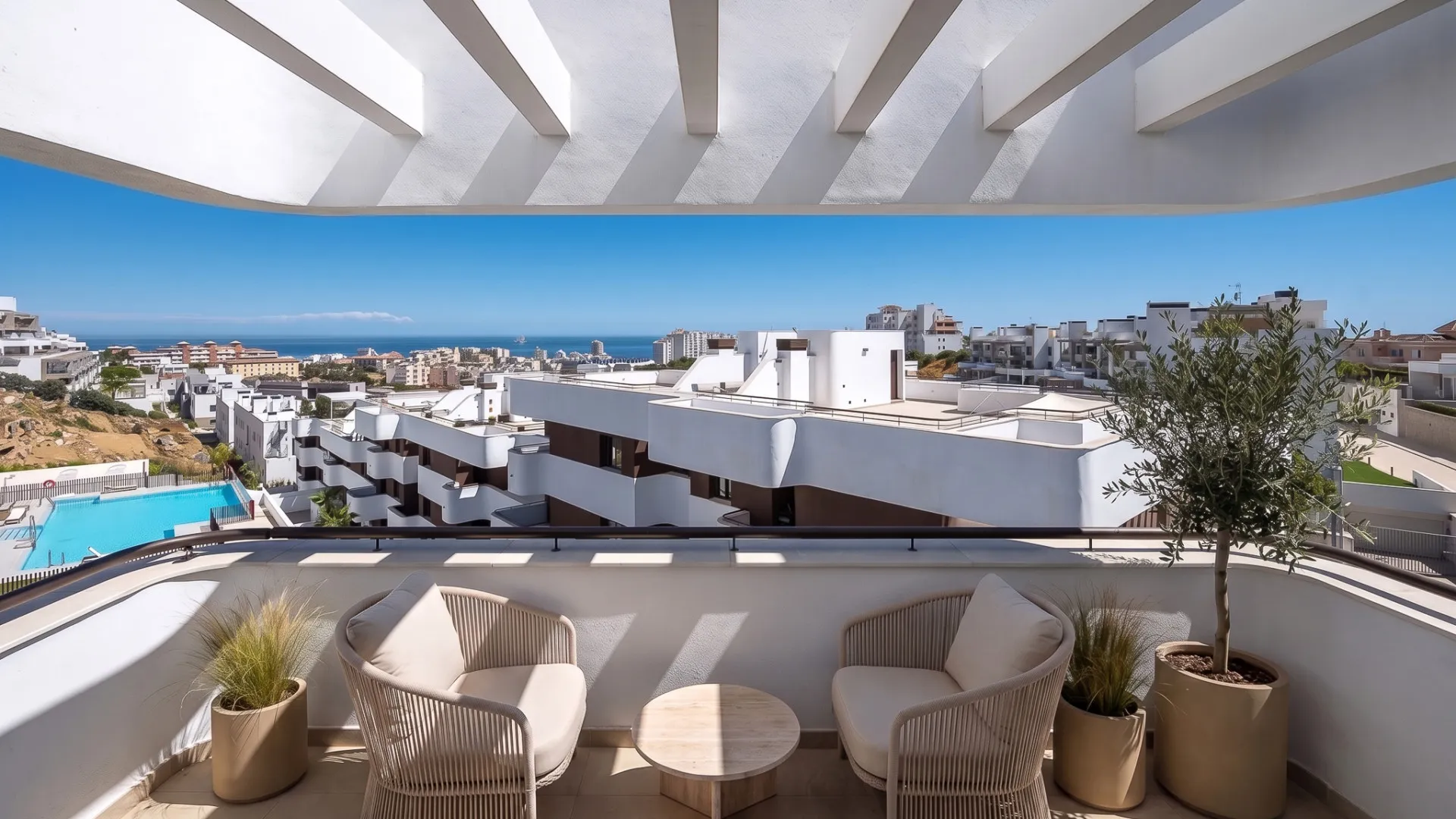 Comprar atico duplex con 3 dormitorios en Estepona
