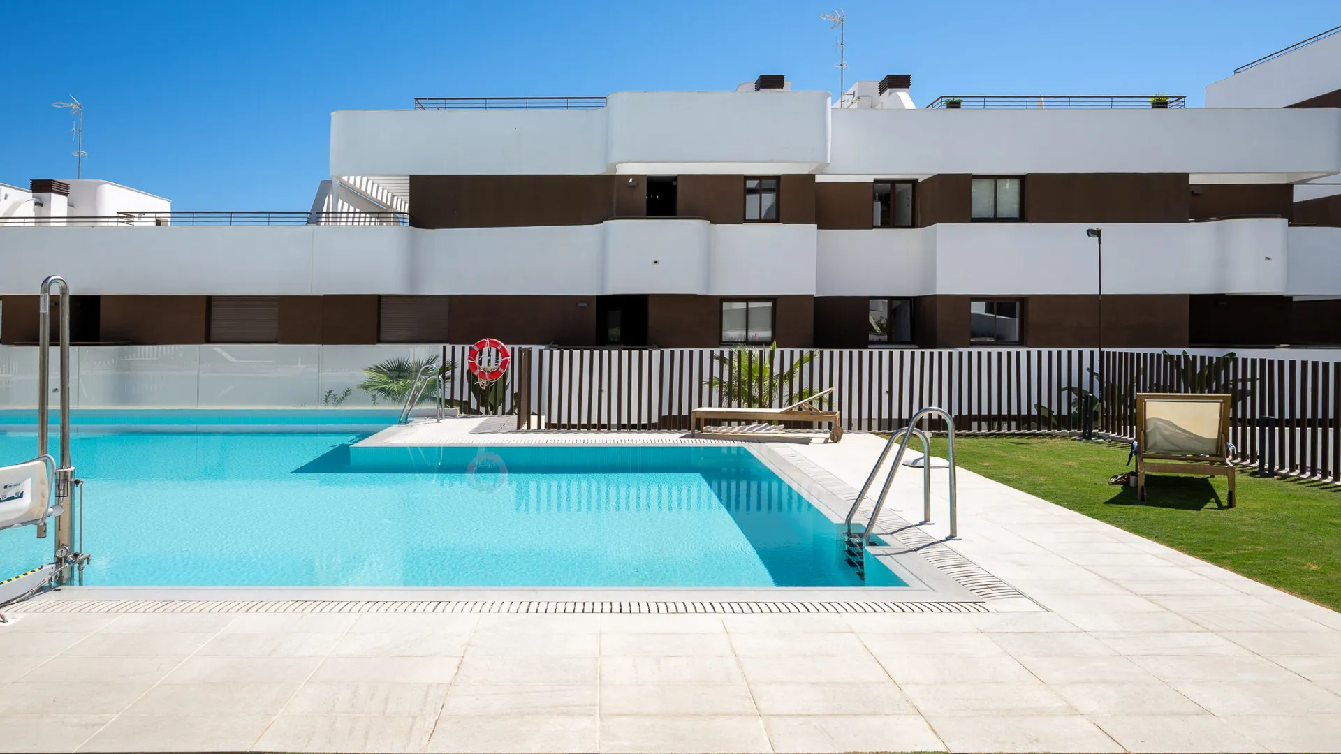 Comprar atico duplex con 3 dormitorios en Estepona