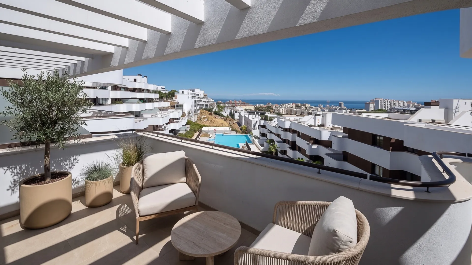Comprar atico duplex con 3 dormitorios en Estepona
