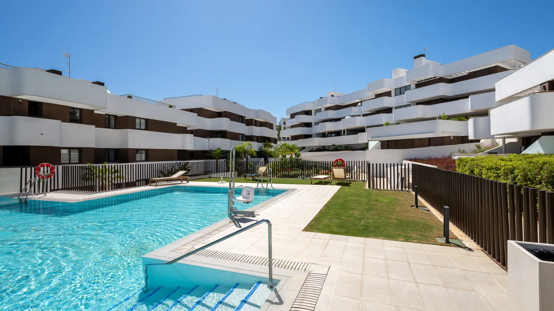 Comprar atico duplex con 3 dormitorios en Estepona