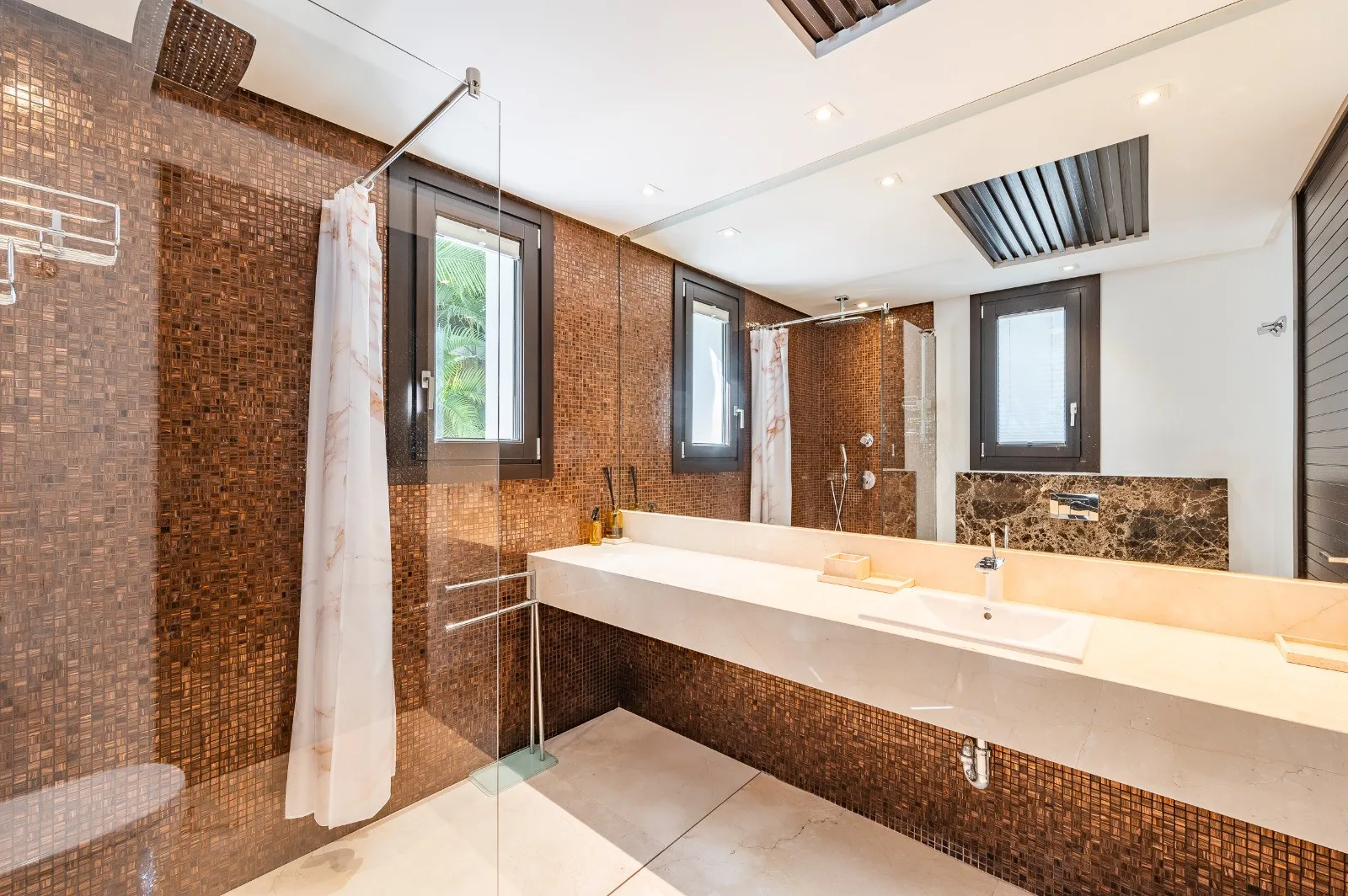 Villa for sale in Los Flamingos Golf with 6 bedrooms