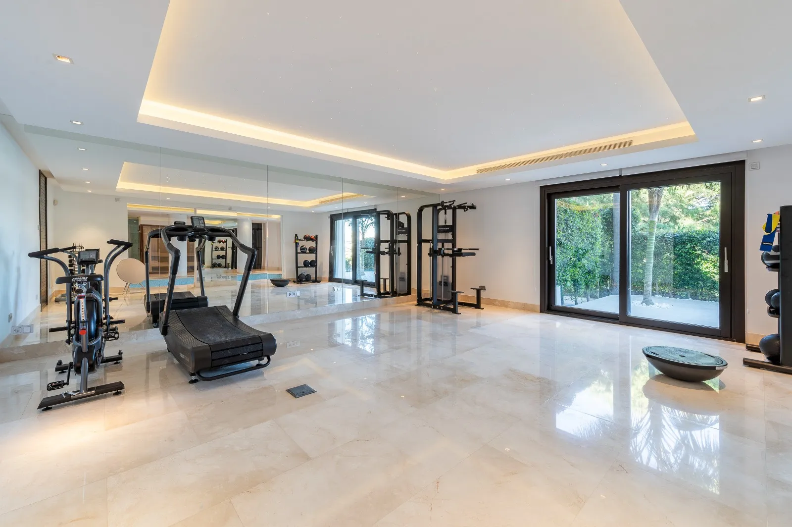 Villa for sale in Los Flamingos Golf with 6 bedrooms