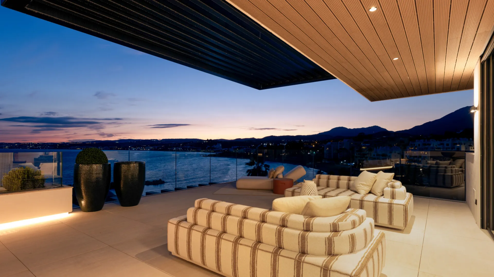 Apartamento de 2 dormitorios en venta en Estepona Puerto