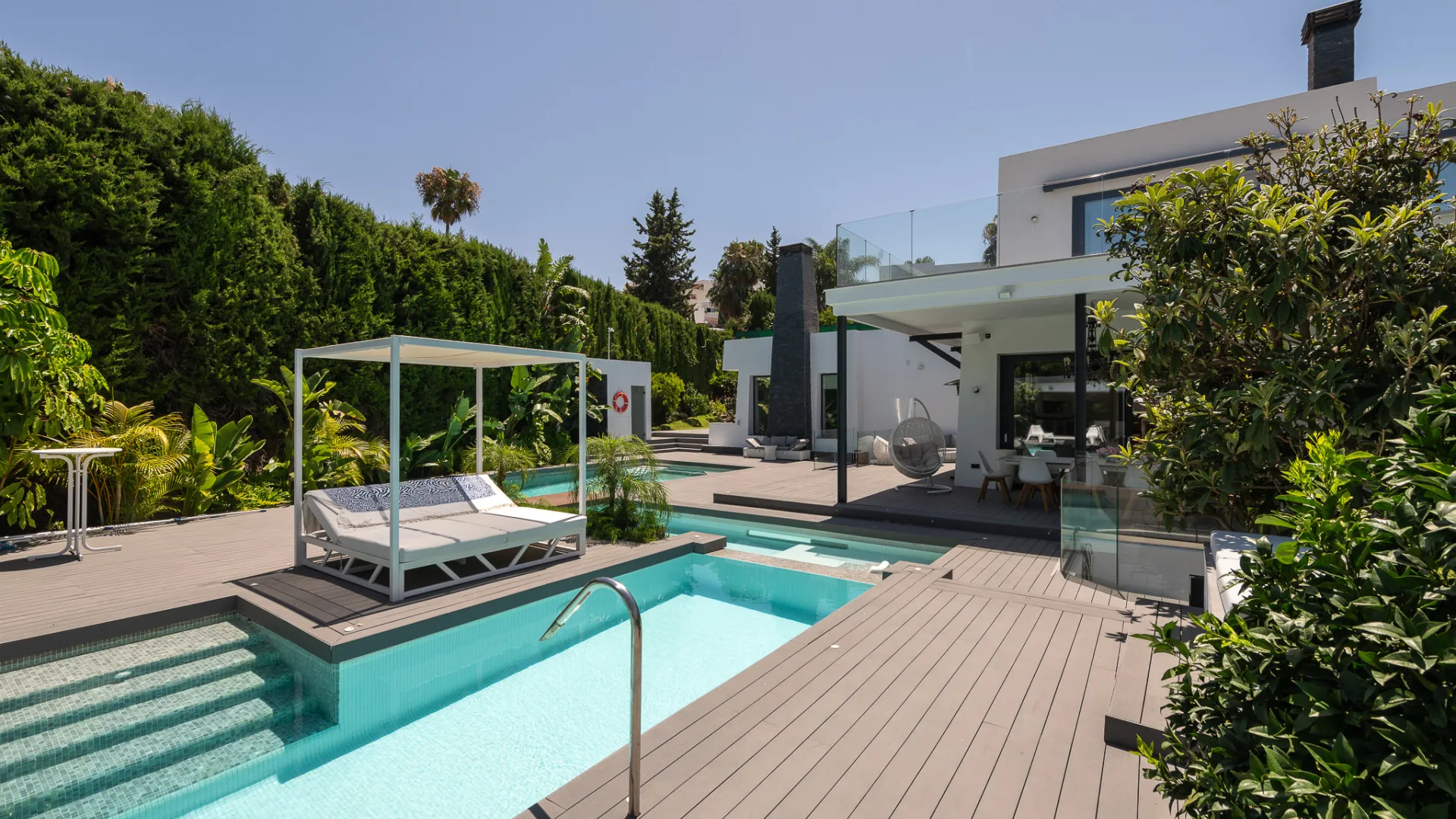 8 bedrooms Nueva Andalucia villa for sale