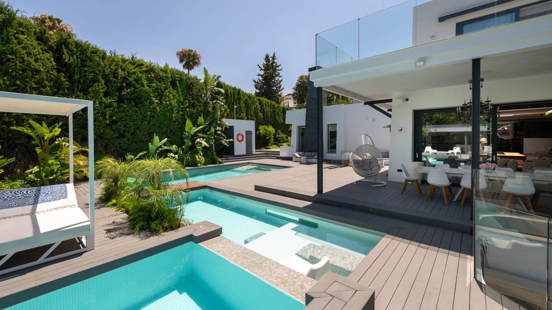 8 bedrooms Nueva Andalucia villa for sale