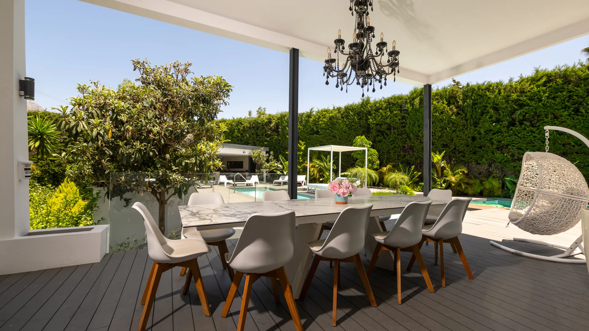 8 bedrooms Nueva Andalucia villa for sale