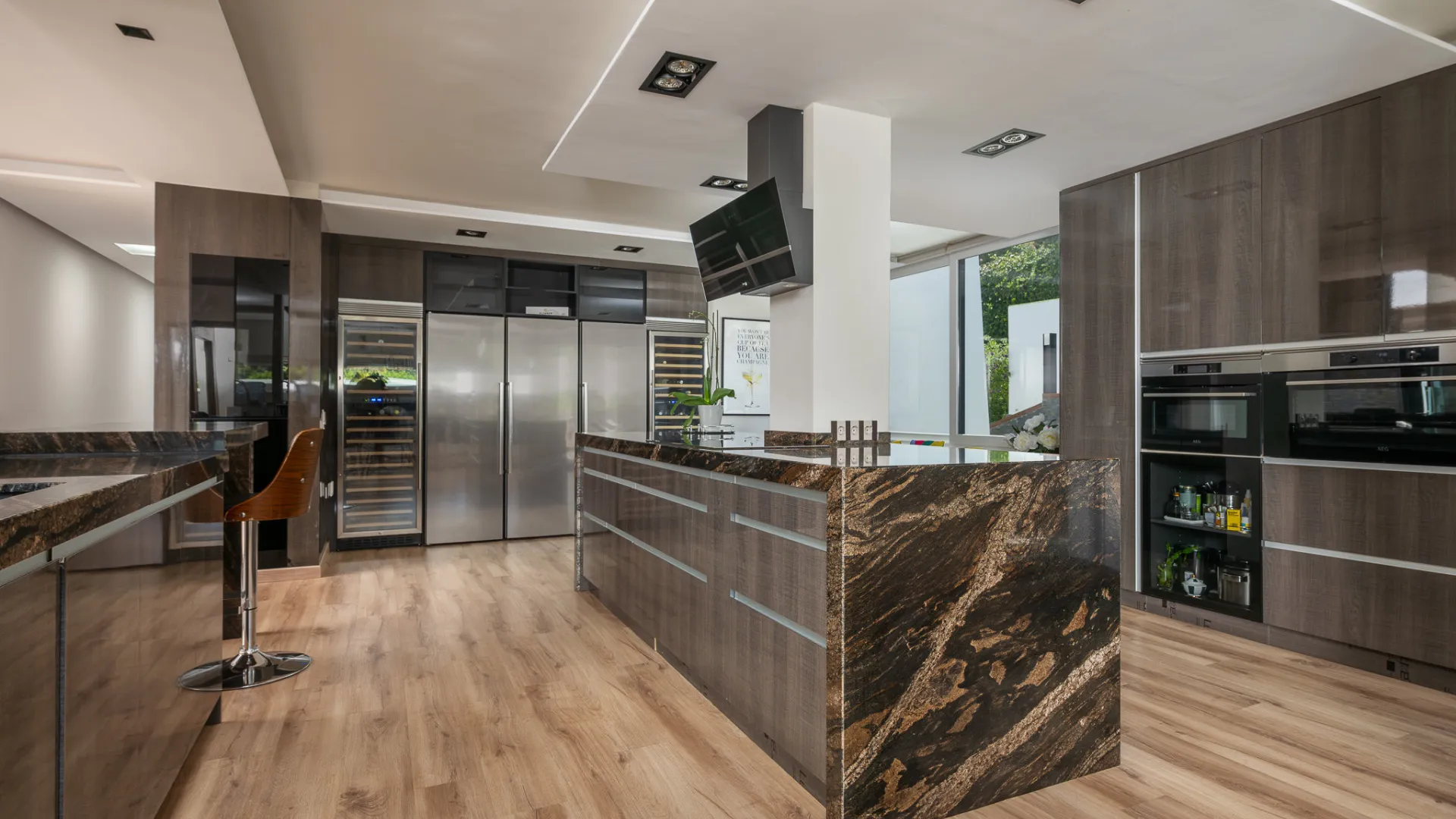 8 bedrooms Nueva Andalucia villa for sale
