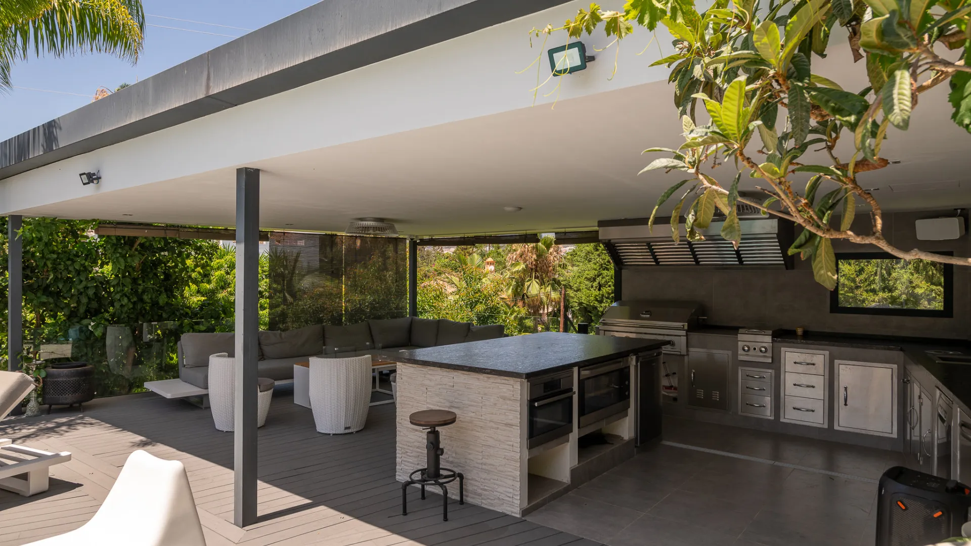 8 bedrooms Nueva Andalucia villa for sale
