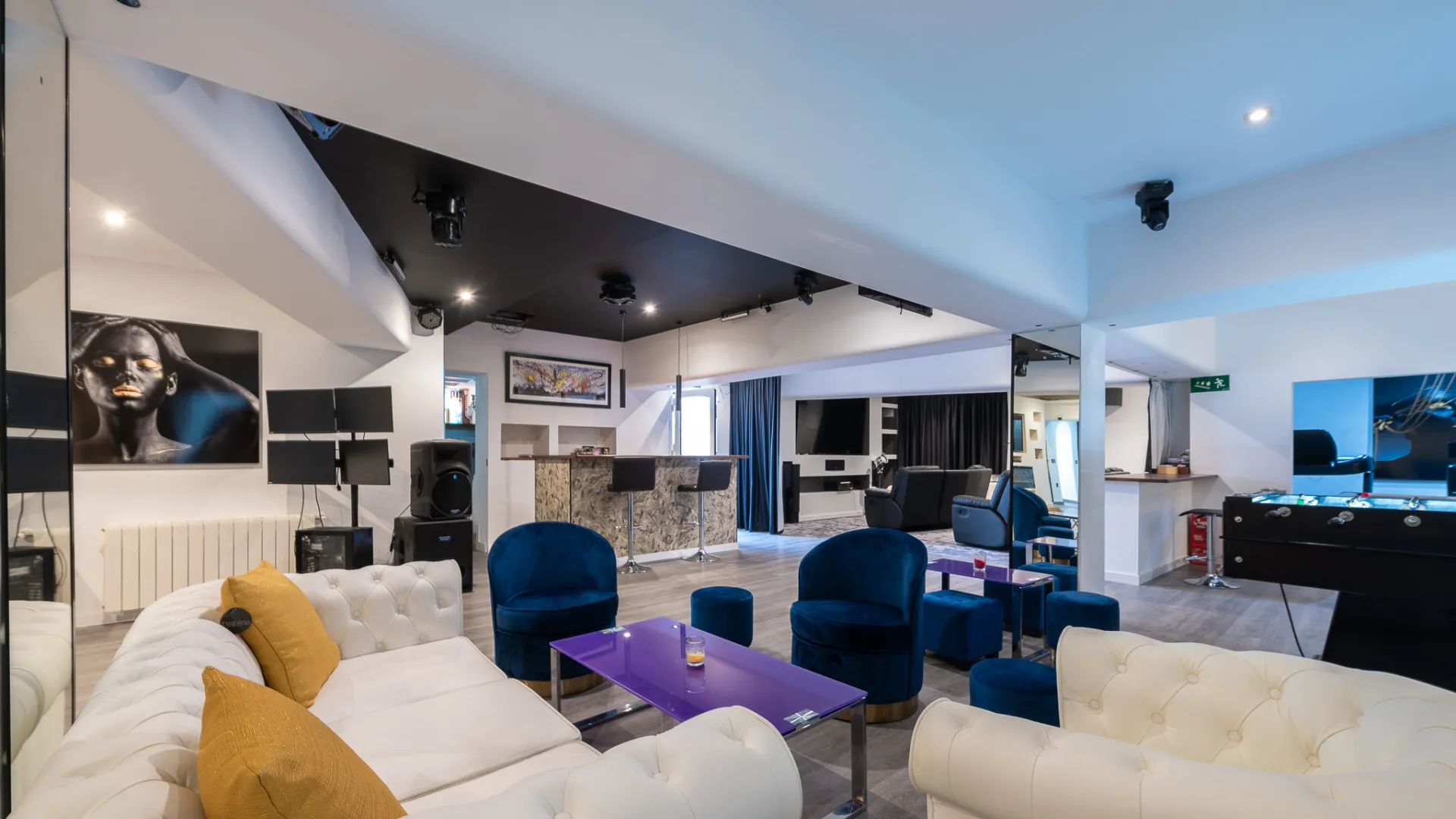 8 bedrooms Nueva Andalucia villa for sale