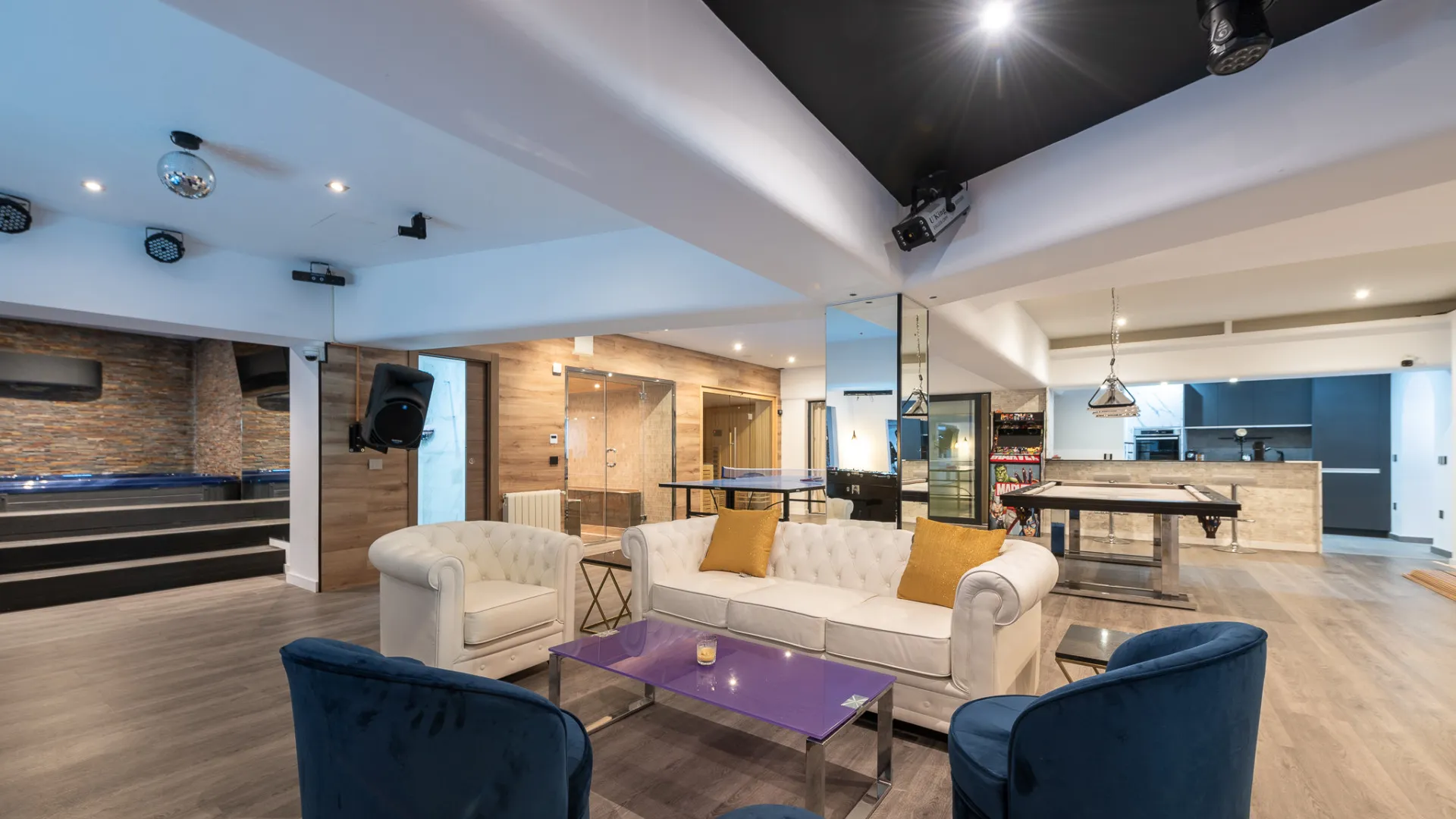 8 bedrooms Nueva Andalucia villa for sale