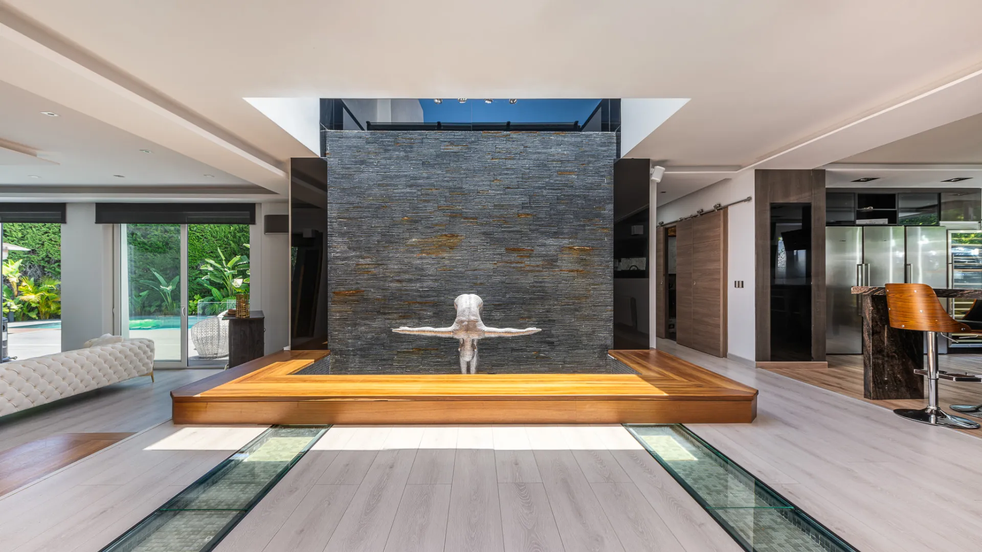 8 bedrooms Nueva Andalucia villa for sale