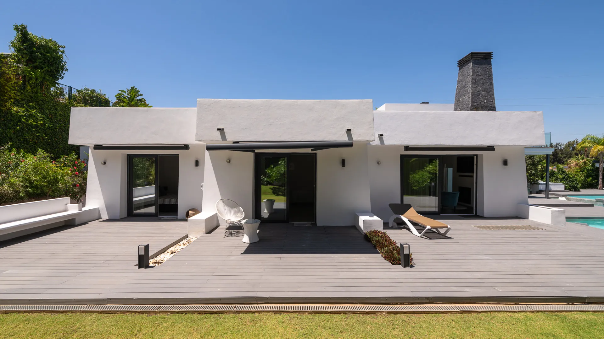 8 bedrooms Nueva Andalucia villa for sale