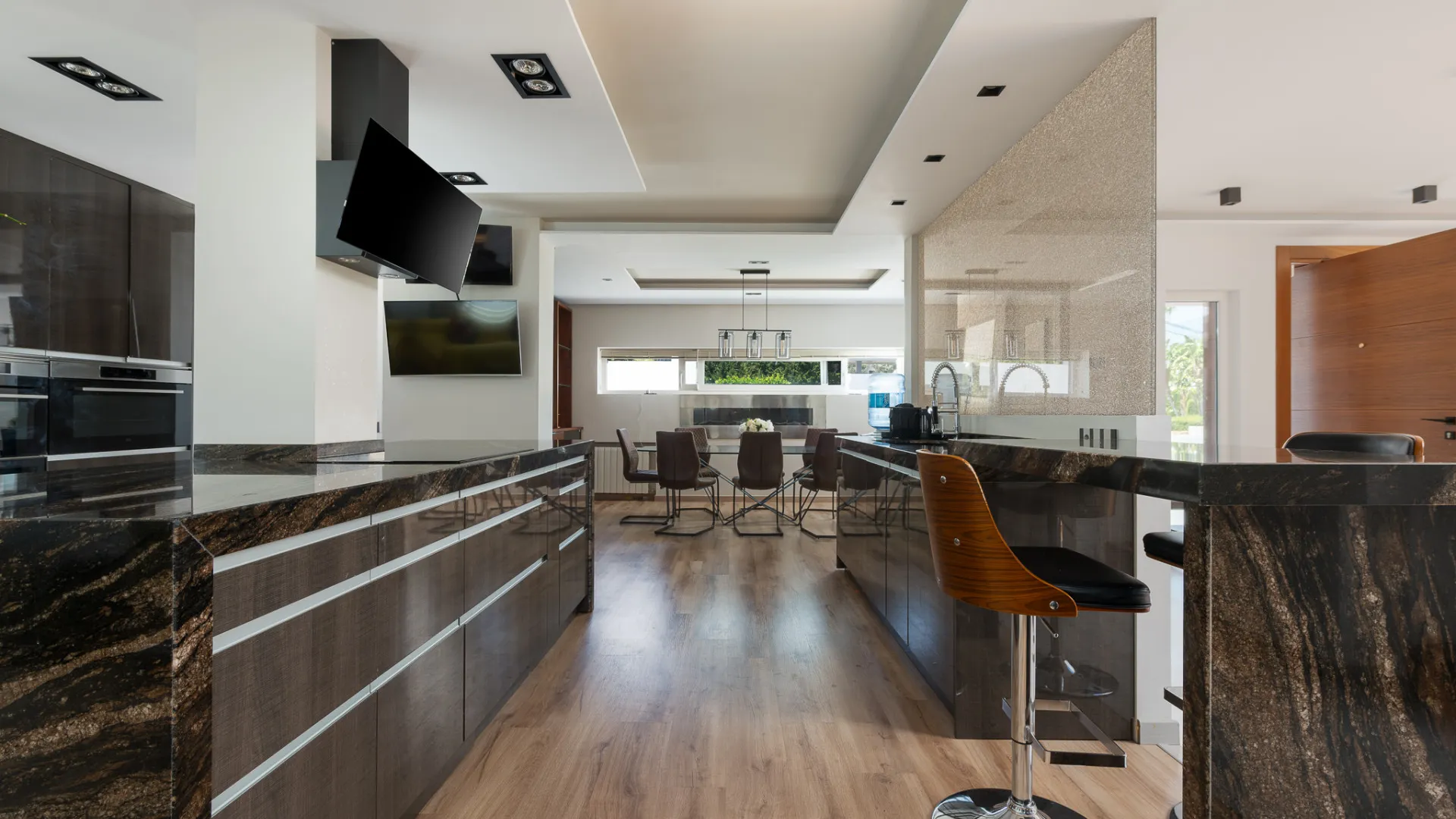 8 bedrooms Nueva Andalucia villa for sale