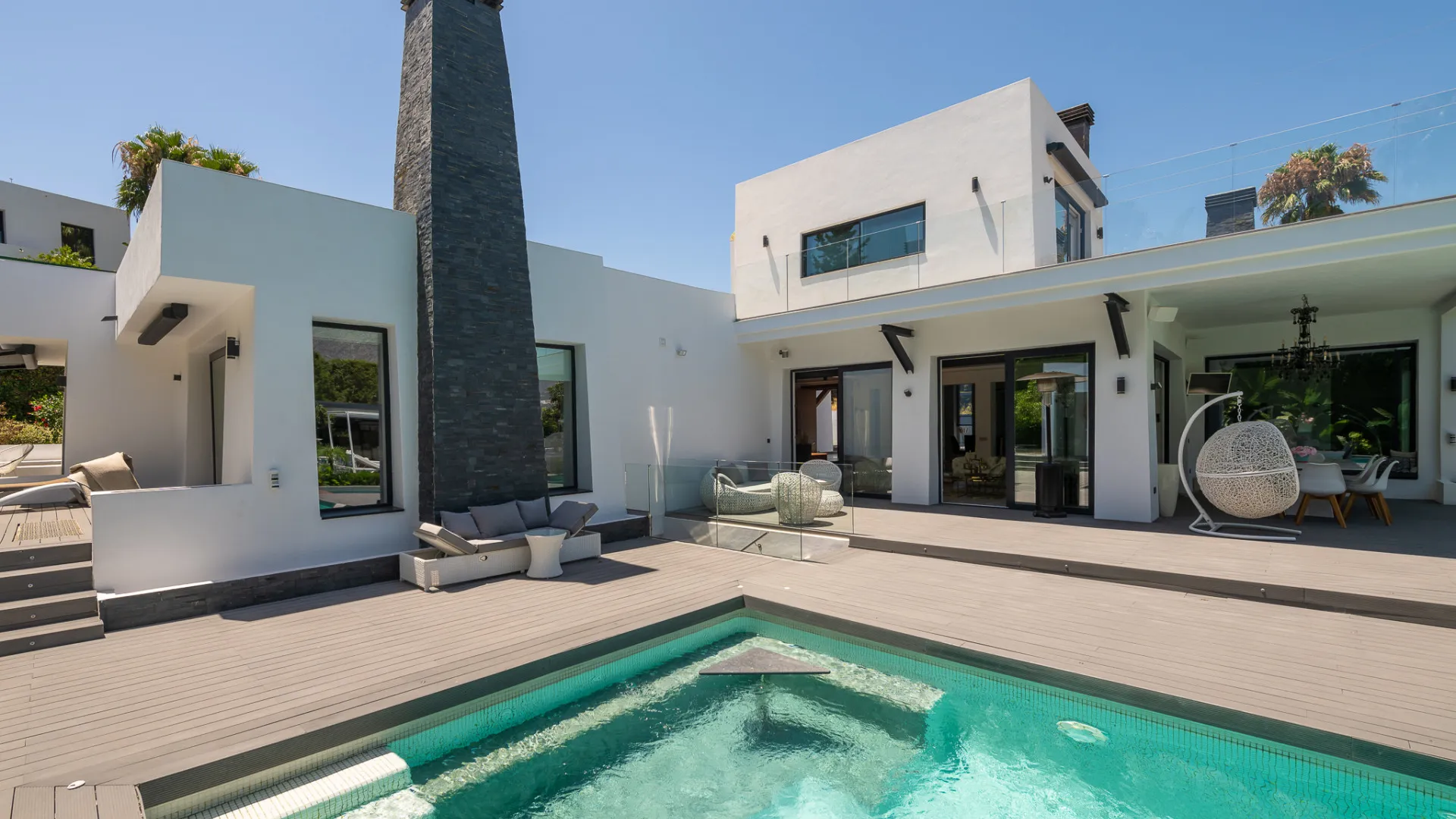 8 bedrooms Nueva Andalucia villa for sale