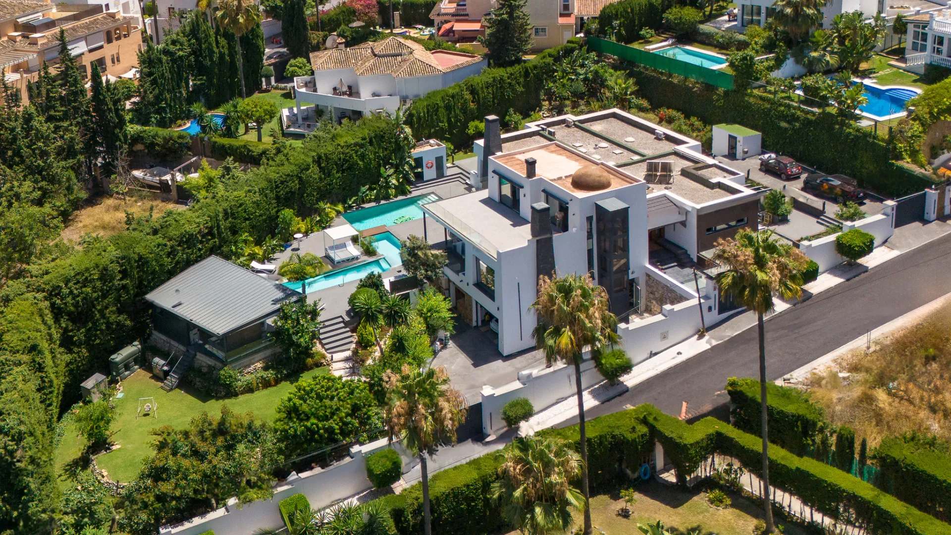 8 bedrooms Nueva Andalucia villa for sale