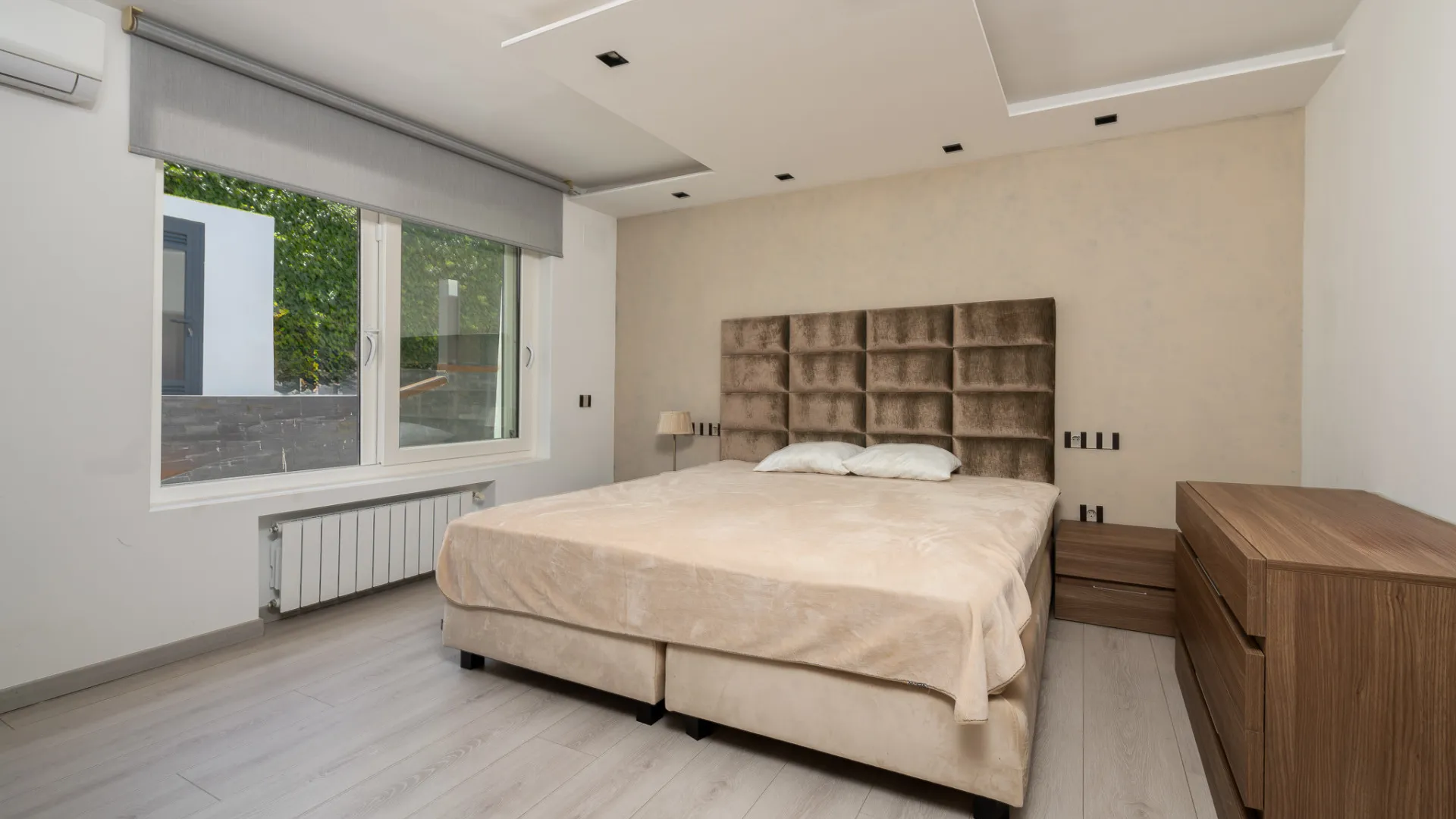 8 bedrooms Nueva Andalucia villa for sale