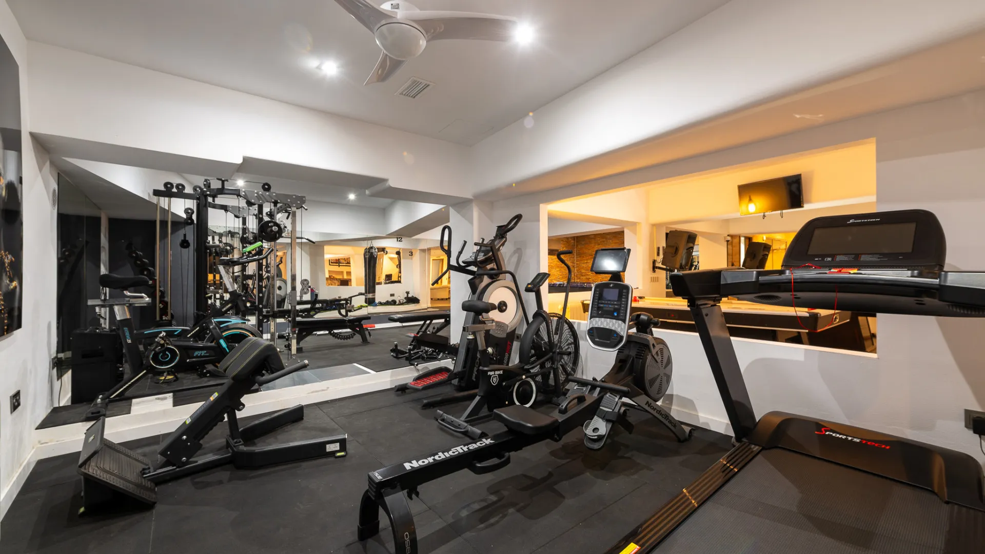 8 bedrooms Nueva Andalucia villa for sale