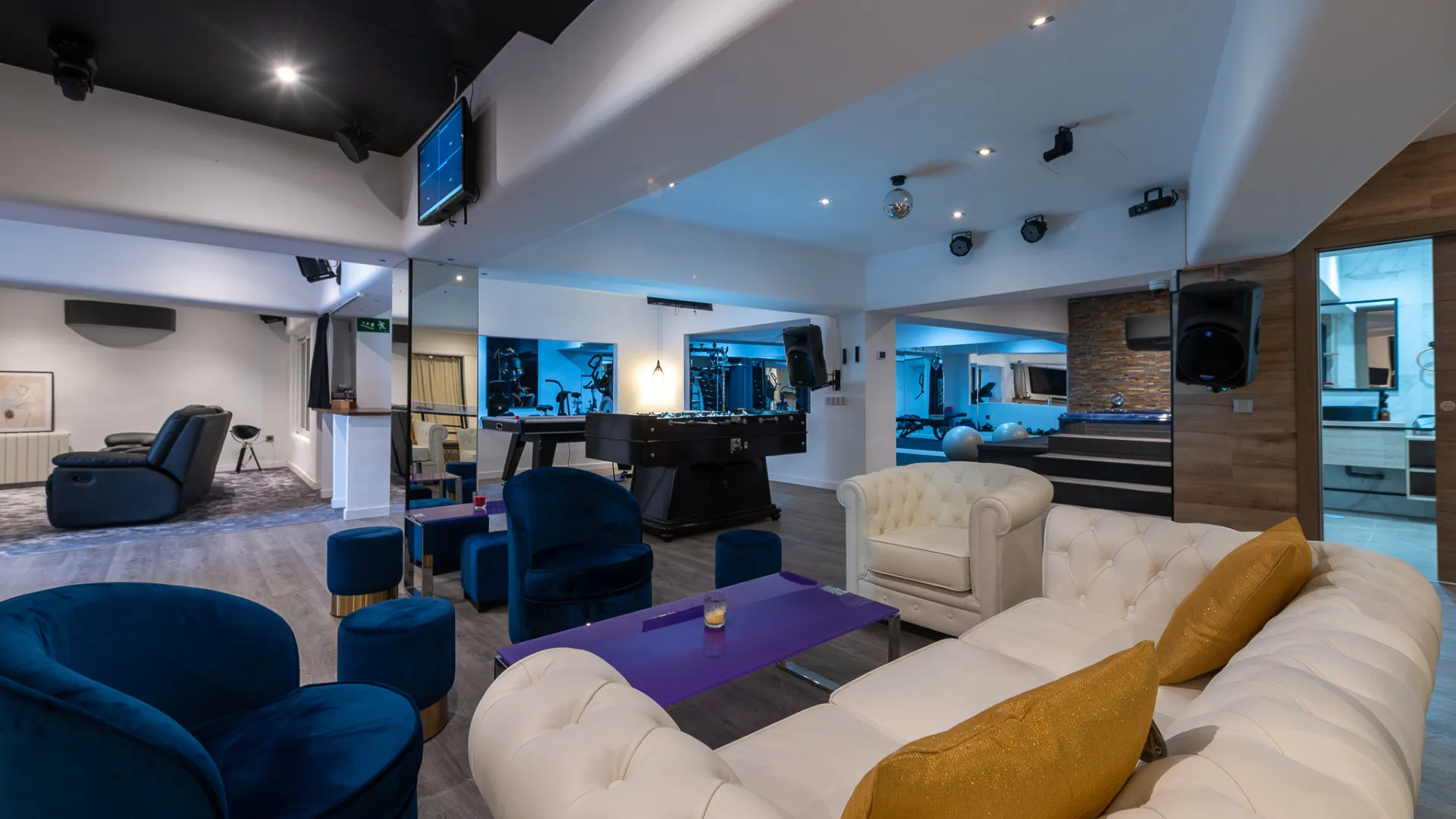 8 bedrooms Nueva Andalucia villa for sale